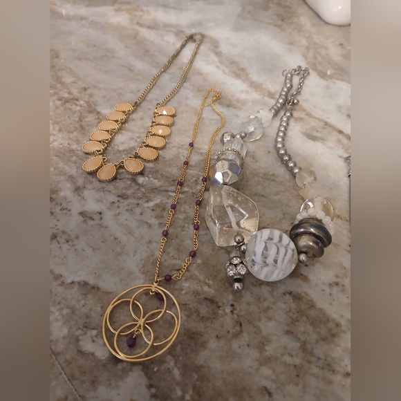 Lots of costume jewelery.   Great for kids or Crafts .. - Picture 4 of 7